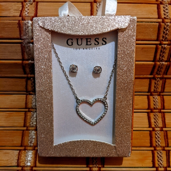 Guess Set - Picture 2 of 2